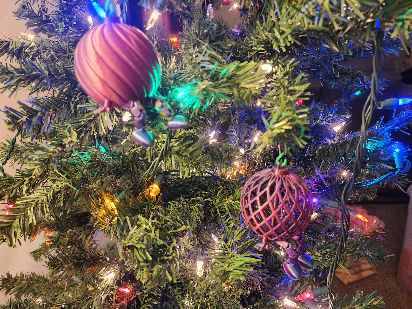 3D Printed Christmas Ornament Iridescent Christmas Ball with Legs